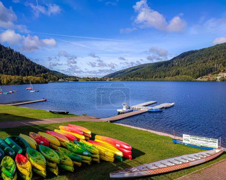 Foto de Lago Gerardmer Francia con bonitos contrastes de color. - Imagen libre de derechos