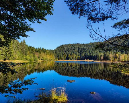 Foto de Impresionante paisaje en el lago Lispach cerca de Gerardmer - Imagen libre de derechos