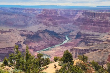 Foto de Nuestro magnífico Gran Cañón expone toda su belleza mientras el río Colorado fluye pacíficamente a través de su pared. - Imagen libre de derechos