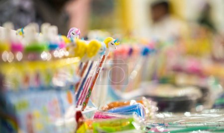 Foto de Un juguete unicornio en la parte superior de un lápiz mantenido en sets y vendiendo en el mercado, centro comercial, tienda, papelería - Imagen libre de derechos