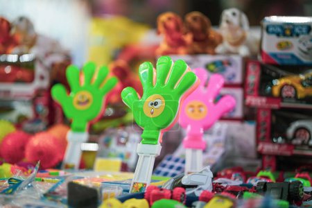 Téléchargez les photos : Un jouet à main applaudissant en forme de main de couleur verte, jouets pour enfants en couleur verte vendant sur le marché, juste, centre commercial ou magasin - en image libre de droit