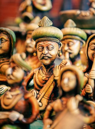 Foto de Artesanías, El Arte de la India, Estatua de terracota Showpieces & Collectibles, Hermosas muñecas de barro de músicos folclóricos en miniatura que actúan en una banda de música clásica india - Imagen libre de derechos