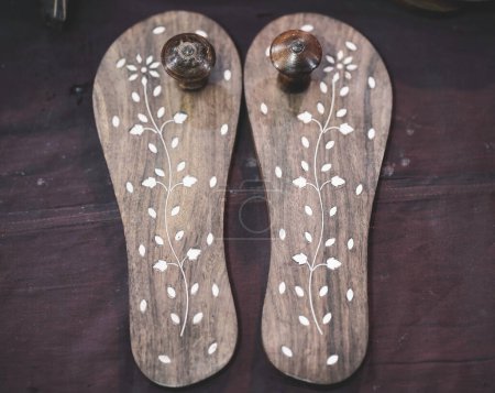Foto de Artesanía Bazar zapatillas de madera, artesanal de madera Khadau / zapatilla de madera, sandalias de madera / Charan Paduka, Khadau Adoración Charan de madera Paduka con fines sagrados y Pooja, - Imagen libre de derechos