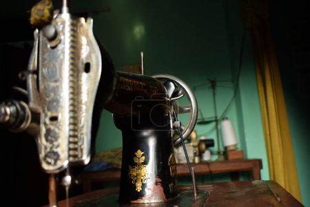 Foto de Tuban, Indonesia - 7 de septiembre de 2023: Una máquina de coser de mariposa antigua en el escritorio de madera. Vintage, viejo, máquina de coser retro - Imagen libre de derechos