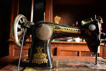 Téléchargez les photos : Tuban, Indonésie - 7 septembre 2023 : Une machine à coudre papillon antique sur le bureau en bois. Vintage, Vieux, Machine à coudre rétro - en image libre de droit