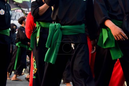 Foto de Adolescentes vistiendo pencak silat o artes marciales de uniforme de indonesia, celebración de la independencia de indonesia día 17 agust. - Imagen libre de derechos