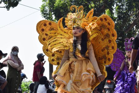 Téléchargez les photos : Tuban Indonésie 29 août 2023, personnes portant le custome traditionnel de l'Empire javanais en commémoration du 78e anniversaire de la République d'Indonésie dans le district de Dasin Village Tambakboyo. - en image libre de droit