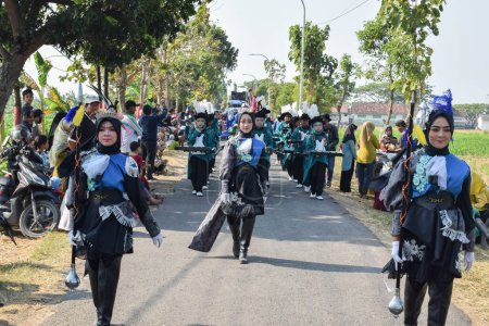 Téléchargez les photos : Tuban Indonésie 29 août 2023, Les adolescents jouent la fanfare en commémoration du 78e anniversaire de la République d'Indonésie dans le district de Dasin Village Tambakboyo. - en image libre de droit