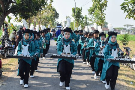 Téléchargez les photos : Tuban Indonésie 29 août 2023, Les adolescents jouent la fanfare en commémoration du 78e anniversaire de la République d'Indonésie dans le district de Dasin Village Tambakboyo. - en image libre de droit