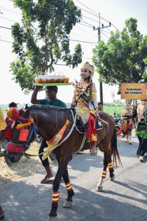 Foto de Tuban Indonesia 29 de agosto de 2023, personas vestidas con Custome tradicional javanés en conmemoración del 78º aniversario de la República de Indonesia en el distrito de Dasin Village Tambakboyo. - Imagen libre de derechos