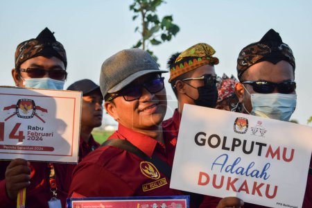 Téléchargez les photos : Tuban Indonésie 29 août 2023, personnes portant le custome traditionnel de l'Empire javanais en commémoration du 78e anniversaire de la République d'Indonésie dans le district de Dasin Village Tambakboyo. - en image libre de droit
