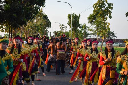 Foto de Tuban Indonesia 29 de agosto de 2023, personas vestidas con Custome tradicional javanés en conmemoración del 78º aniversario de la República de Indonesia en el distrito de Dasin Village Tambakboyo. - Imagen libre de derechos