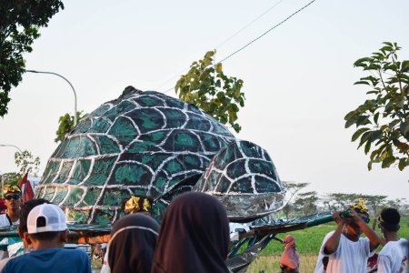 Téléchargez les photos : Tuban Indonésie 29 août 2023, Personnes portant un custome javanais traditionnel en commémoration du 78e anniversaire de la République d'Indonésie dans le district de Dasin Village Tambakboyo. - en image libre de droit