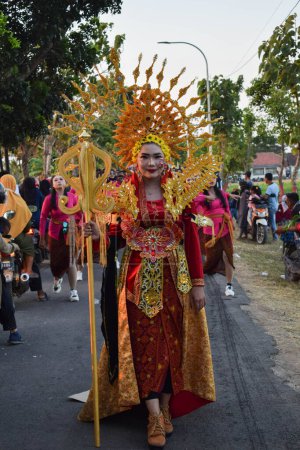 Téléchargez les photos : Tuban Indonésie 29 août 2023, Personnes portant un custome javanais traditionnel en commémoration du 78e anniversaire de la République d'Indonésie dans le district de Dasin Village Tambakboyo. - en image libre de droit