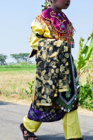 Foto de Tuban Indonesia 29 de agosto de 2023, Personas con custome javanés tradicional en conmemoración del 78º aniversario de la República de Indonesia en el distrito de Dasin Village Tambakboyo. - Imagen libre de derechos