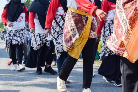 Foto de Tuban Indonesia 29 de agosto de 2023, Personas con custome javanés tradicional en conmemoración del 78º aniversario de la República de Indonesia en el distrito de Dasin Village Tambakboyo. - Imagen libre de derechos