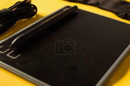 Foto de Lápiz electrónico lápiz de dibujo lápiz y accesorios USB convertir puerto, guante y cable aislado fondo amarillo - Imagen libre de derechos