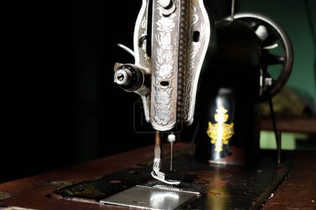 Foto de Máquina de coser antigua con espacio de copia en madera de mesa - Imagen libre de derechos
