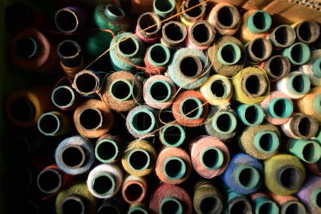 Téléchargez les photos : Fermer vieux bobines de fil vintage multicolores - en image libre de droit