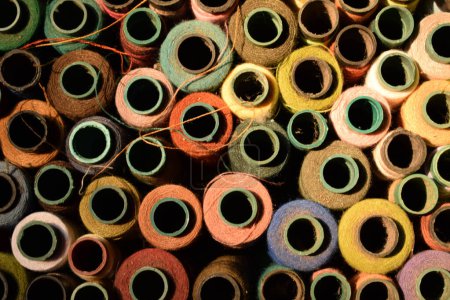Foto de Cerca de bobinas de hilo viejo vintage multicolor - Imagen libre de derechos