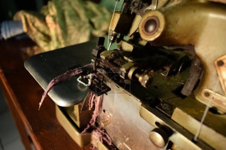 Foto de Cierre una máquina de coser Overlock antigua en el escritorio de madera. - Imagen libre de derechos