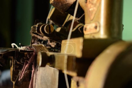 Foto de Cierre una máquina de coser Overlock antigua en el escritorio de madera. - Imagen libre de derechos