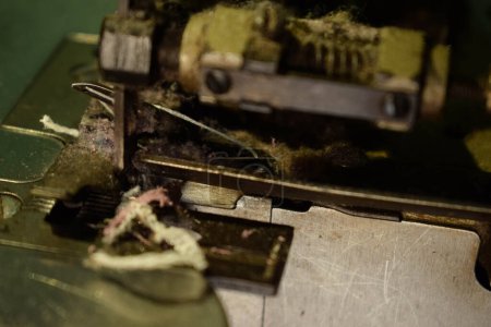 Téléchargez les photos : Fermer une ancienne machine à coudre Overlock sur le bureau en bois. - en image libre de droit
