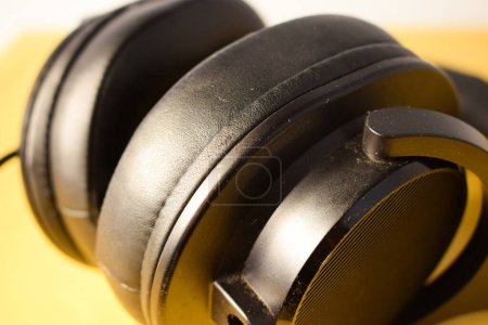 Foto de Cerrar auriculares negros, parte de auriculares de cerca - Imagen libre de derechos