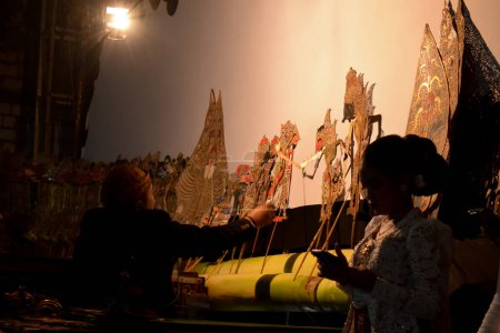 Téléchargez les photos : Un homme joue avec wayang ou marionnette traditionnelle javanaise sur scène la nuit. Tuban, Indonésie - 22 septembre, 2023. - en image libre de droit