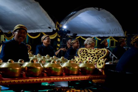 Téléchargez les photos : Musique instrumentale traditionnelle gamelane ou bonang javanaise d'indonésie. Tuban, Indonésie - 22 septembre, 2023. - en image libre de droit