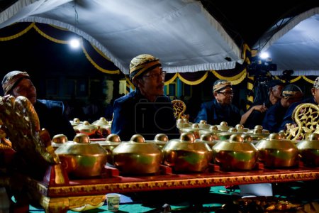 Téléchargez les photos : Musique instrumentale traditionnelle gamelane ou bonang javanaise d'indonésie. Tuban, Indonésie - 22 septembre, 2023. - en image libre de droit