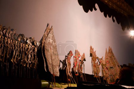 Téléchargez les photos : La marionnette wayang kulit ou javanaise traditionnelle est jouée sur scène - en image libre de droit
