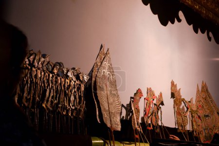 Foto de Wayang kulit o títere tradicional de Java se toca en el escenario - Imagen libre de derechos