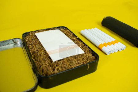 Téléchargez les photos : Un paquet de cigarettes fait à la main, tabac, rouleau à cigarettes et pappeur - en image libre de droit