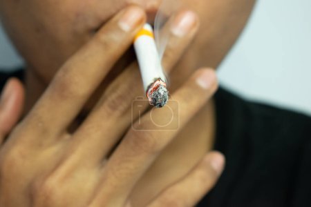 Foto de Cerrar un hombre fumando con cigarrillo hecho a mano - Imagen libre de derechos