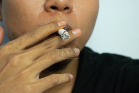 Foto de Cerrar un hombre fumando con cigarrillo hecho a mano - Imagen libre de derechos