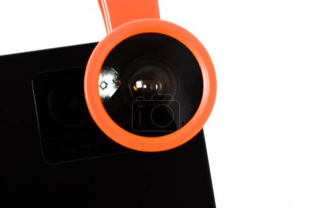 Téléchargez les photos : Gros plan Clip sur lentille fisheye sur smartphone noir, extension lentille oeil de poisson sur caméra smartphone isolé sur fond blanc - en image libre de droit