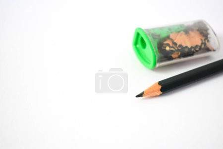 Foto de Sacapuntas verde y lápices verde oscuro sobre fondo blanco - Imagen libre de derechos