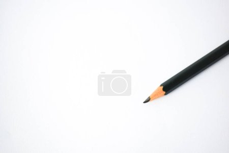 Téléchargez les photos : Crayon vert noir aiguisé sur fond blanc - en image libre de droit