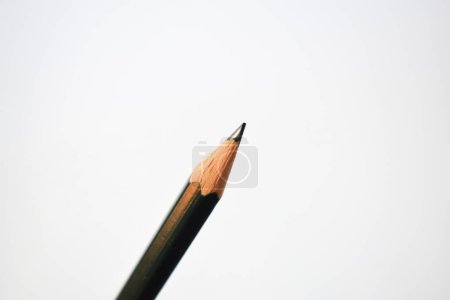 Téléchargez les photos : Taille crayon vert et crayons vert foncé, copeaux de crayon sur fond blanc - en image libre de droit