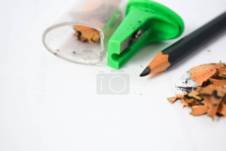 Foto de Sacapuntas verde y lápices verde oscuro, virutas de lápiz sobre fondo blanco - Imagen libre de derechos