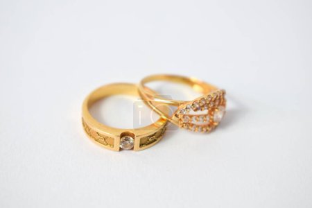 Téléchargez les photos : Fermer Bague dorée avec diamant sur fond blanc isolé - en image libre de droit