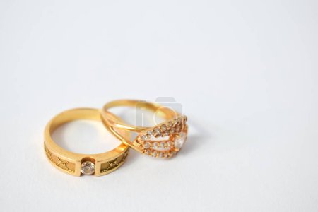 Foto de Anillo de oro con diamante en fondo blanco aislado - Imagen libre de derechos