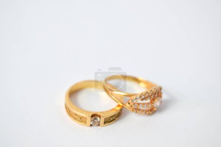 Téléchargez les photos : Fermer Bague dorée avec diamant sur fond blanc isolé - en image libre de droit