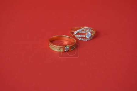Foto de Anillo de oro con diamante en fondo rojo aislado - Imagen libre de derechos