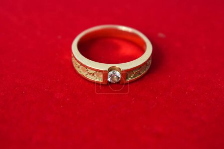 Téléchargez les photos : Fermer Bague dorée avec diamant sur tapis rouge Fond - en image libre de droit
