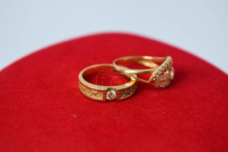 Foto de Cerrar Anillo dorado con diamante sobre alfombra roja Fondo - Imagen libre de derechos