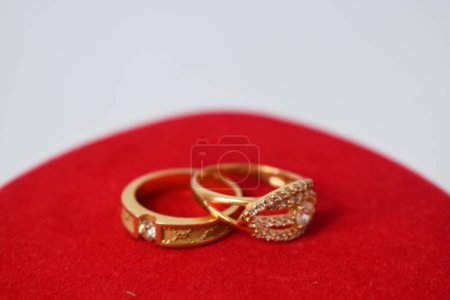 Foto de Cerrar Anillo dorado con diamante sobre alfombra roja Fondo - Imagen libre de derechos