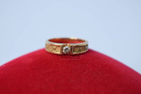 Téléchargez les photos : Fermer Bague dorée avec diamant sur tapis rouge Fond - en image libre de droit