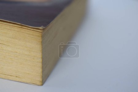 Téléchargez les photos : Bord du livre sur fond blanc - en image libre de droit